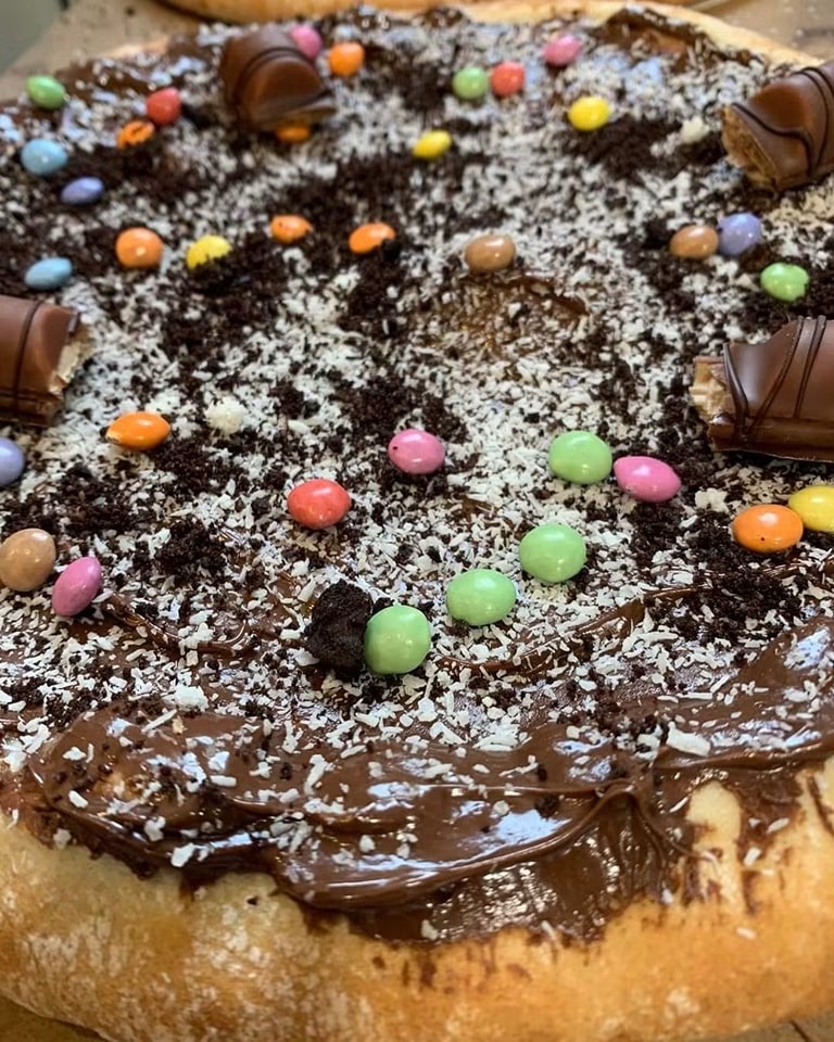 Pizza dessert au chocolat et aux confiseries