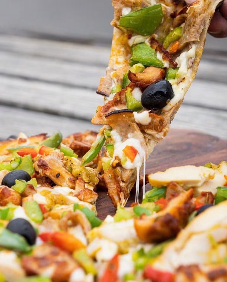Part de pizza au poulet et aux légumes