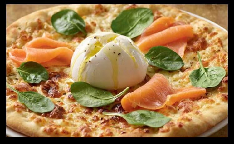 Pizza au saumon, burrata et jeunes pousses